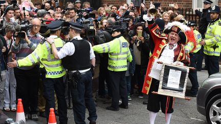 Un faux crieur public annonce la naissance du second enfant du prince William et de la duchesse Kate, le 2 mai 2015 &agrave; Londres. (MAXPPP)