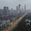 Vue aérienne de la ville de Wuhan (Chine) aux avenues&nbsp;complètement vides, le 27 janvier 2020.&nbsp; (HECTOR RETAMAL / AFP)