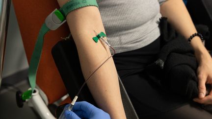 Une femme passe un test de dépistage du VIH à l'Hôpital civil de Strasbourg (Bas-Rhin), le 30 novembre 2023. (THOMAS TOUSSAINT / MAXPPP)