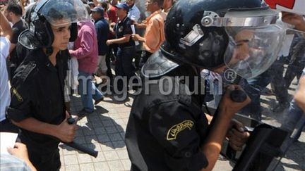 La police tunisienne encadre une manifestation anti-gouvernementale à Tunis le 15 août 2015 (AFP/FETHI BELAID)