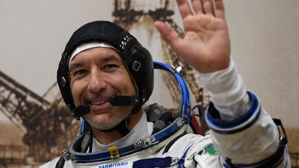 L'astronaute italien Luca Parmitano lors d'un test de sa combinaison, le 20 juillet 2019 à Baïkonour (Kazakhstan) organisé en amont de son départ vers la Station spatiale internationale. (KIRILL KUDRYAVTSEV / AFP)