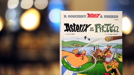 La couverture d'Ast&eacute;rix chez les Pictes, les nouvelles aventures du c&eacute;l&egrave;bre Gaulois, est d&eacute;voil&eacute;e le 11 octobre 2013 &agrave; Francfort (Allemagne).&nbsp; (DANIEL REINHARDT / DPA / AFP)