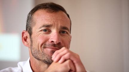 Thomas Voeckler, entraîneur de l'équipe de France masculine de cyclisme sur route, le 8 juillet 2024 lors d'une conférence de presse olympique à Orléans. (ANNE-CHRISTINE POUJOULAT / AFP)