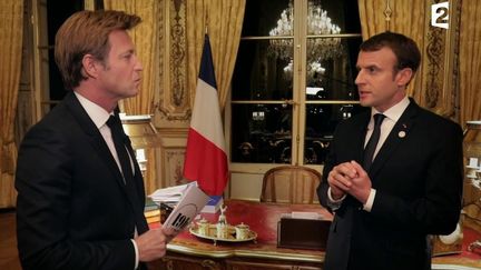 Laurent Delahousse et Emmanuel Macron, à l'Elysée, à Paris. (FRANCE 2)