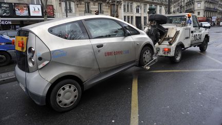 Une Autolib' embarquée par une fourrière, le 28 mars 2017, dans le 6e arrondissement, à Paris. (SERGE ATTAL / ONLY FRANCE / AFP)