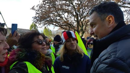 Environ 200 gilets jaunes ont sonné chez le maire de Montélimar, Franck Reynier. (RODRIGUEZ NATHALIE / RADIOFRANCE)