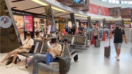 Des passagers en attente dans le terminal de l'aéroport de Lisbone, au Portugal, le 24 août 2020. Photo d'ullsutration. (FRANK HOERMANN/SVEN SIMON / SVEN SIMON)