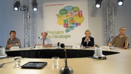 Nicolas Hulot, Henri Stoll, Eva Joly et Stephane Lhomme (de g à d) débattent à Paris, le 9 juin 2011. (AFP - Bertyrand Guay)