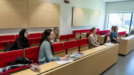 Des étudiantes dans une université&nbsp;de Rotterdam, aux Pays-Bas, le 26 avril 2021. (photo d'illustration) (JERRY LAMPEN / ANP MAG / AFP)