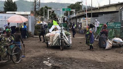 Le Rwanda a accordé des tests gratuits à Claude Kalwira et à environ soixante de ses collègues. "Si le Rwanda peut aider le peuple congolais en lui donnant des tests gratuits, notre gouvernement devrait aussi le faire afin que nous puissions nourrir nos familles", a-t-il déclaré à Reuters.&nbsp; &nbsp; &nbsp; &nbsp; &nbsp; &nbsp; (DJAFFAR AL-KATANY / REUTERS)