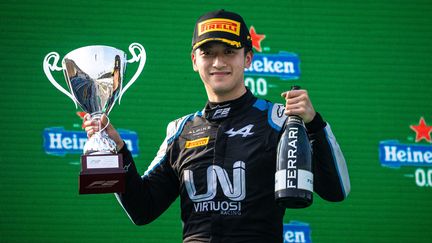 Guanyu Zhou sur le podium lors du passage de la F2 à Monza, le 11 septembre 2021.&nbsp; (SEBASTIAN ROZENDAAL / DPPI / AFP)