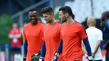 Les gardiens de l'équipe de France, Steve Mandanda, Benoît Costil et Hugo Lloris, le 9 juin au Stade de France. (CIAMBELLI / SIPA)