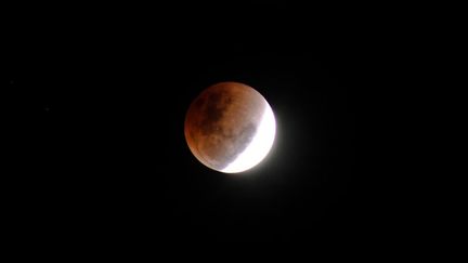 Une éclipse lunaire, vue de Lhokseumawe, en Indonésie, le 31 janvier 2018. (FACHRUL REZA / NURPHOTO / AFP)