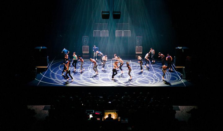 Pierre Henry et les danseurs de l'Ecole supérieure du Centre national de la danse comtemporaine d'Angers sur scène.
 (Julien Mignot / Philharmonie de Paris )