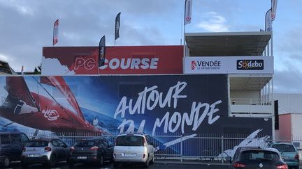 Le préfabriqué dans lequel se situe le PC course, aux Sables d'Olonne. (EMMA SARANGO / RADIO FRANCE)