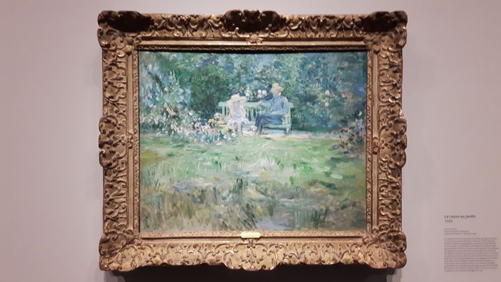 "La leçon au jardin", tableau dans lequel Berthe Morisot représente sa fille avec son père. (ANNE CHEPEAU / FRANCE INFO / RADIO FRANCE)