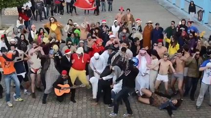 Des lycéens tunisiens filment un "Harlem Shake" dans la cour de leur établissement, février 2013.
 (Droits réservés)