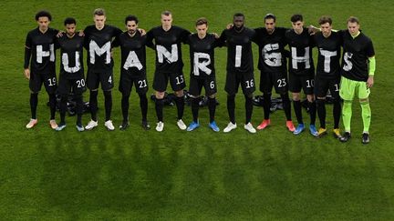 Les footballeurs allemands portent des tee-shirts formant le mot "droits humains", le 25 mars 2021, lors d'un match de qualification pour la Coupe du monde au Qatar. (TOBIAS SCHWARZ / AFP)