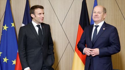 Emmanuel Macron, le président français et Olaf Scholz, le chancelier allemand, à Tirana (Albanie), le 6 décembre 2022. (LUDOVIC MARIN / AFP)