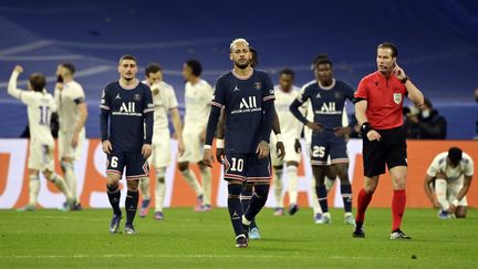 Marco Verratti (gauche) et Neymar (droite) après l'élimination du Paris Saint-Germain par le Real Madrid en Ligue des champions le 9 mars 2022. (JAVIER SORIANO / AFP)