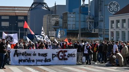 Des employés du géant américain General Electric (GE) manifestent devant l'entrée principale de l'usine de Belfort (Territoire de Belfort), le 29 mars 2021. (SEBASTIEN BOZON / AFP)