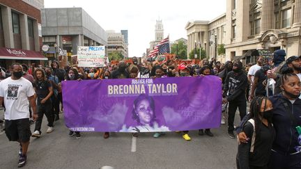 Des manifestants rendent hommage à Breonna Taylor à Louisville aux Etats-Unis, le 25 septembre 2020. (LAWRENCE BRYANT / REUTERS)