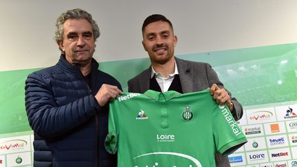 Anthony Mounier (à droite), en compagnie de Dominique Rocheteau, coordinateur sportif de l'AS Saint-Étienne, le 27 janvier 2017, lors de la présentation du joueur à la presse. (YVES SALVAT / MAXPPP)