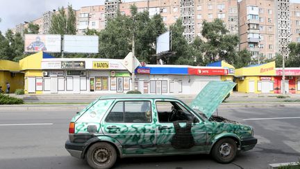  (Un gilet pare-balles sur une voiture de rebelles, à Donetsk après des combats, le 21 juillet © MAXPPP)