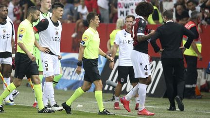 Benoît Bastien a décidé d'interrompre la rencontre entre Nice et Marseille après l'envahissement de terrain intervenu à la 76e minute du match. (JEAN CATUFFE)