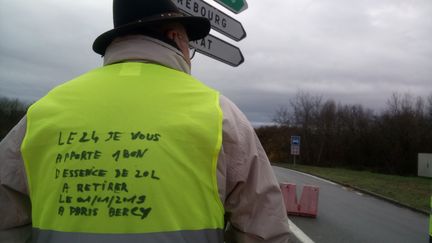 Un "gilet jaune"&nbsp;sur un rond-point à proximité de la zone commerciale de Moncel-lès-Lunéville en Meurthe-et-Moselle, le 4 décembre 2018. (THIERRY COLIN / FRANCE-BLEU SUD LORRAINE)