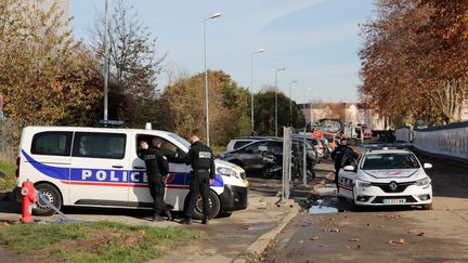 Des policiers patrouillent à Ris Orangis le 24 novembre 2020 pour lutter contre les violences entre bandes rivales devant un lycée. (PHILIPPE DE POULPIQUET / MAXPPP)