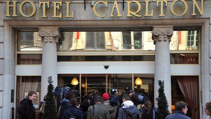 Des journalistes attendent devant l'h&ocirc;tel Carlton de Lille (Nord), le 21 octobre 2011. (PHILIPPE HUGEN / AFP)