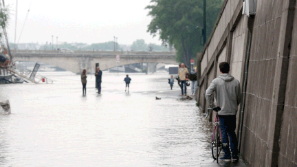 &nbsp; (La Seine déborde sur les berges, la voie expresse rive gauche au niveau du pont de l’Alma inondée © MaxPPP)