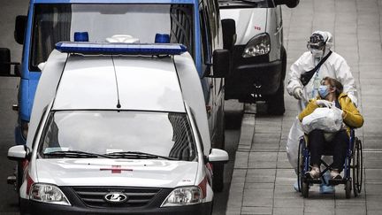 Une patiente&nbsp;près d'un hôpital pour personnes atteintes du Covid-19 à&nbsp;Kommunarka, près de Moscou (Russie), le 5 octobre 2021.&nbsp; (ALEXANDER NEMENOV / AFP)