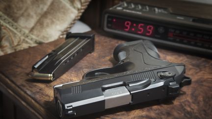 Un pistolet sur une table de nuit. (ALAN MAJCHROWICZ / PHOTOLIBRARY RM)