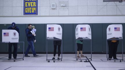 Des Américains votent pour les primaires démocrates à Purcellville, en Virginie, le 3 mars 2020. (ANDREW CABALLERO-REYNOLDS / AFP)