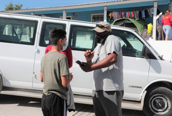 Le pasteur Hector Silva, directeur du refuge Senda de Vida à Reynosa (Mexique), aide Jefferson, un jeune migrant sur le point de pouvoir entrer aux Etats-Unis, le 30 novembre 2021.&nbsp; (VALENTINE PASQUESOONE / FRANCEINFO)