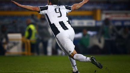 Gonzalo Higuain imitant l'Aigle des Açores, Pedro Miguel Pauleta. (MARCO BERTORELLO / AFP)