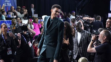 Victor Wembanyama a été sélectionné par les San Antonio Spurs en première position de la draft 2023, jeudi 22 juin, à New York. (TIMOTHY A. CLARY / AFP)