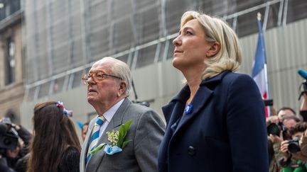 La presidente du Front national, Marine Le Pen, et son père, Jean-Marie Le Pen, le 1er mai 2014 à Paris. (MICHAEL BUNEL / AFP)