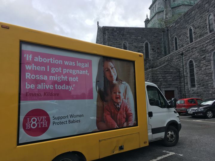 Un camion de la campagne Love Both à Galway le&nbsp;2 mai 2018. (ELISE LAMBERT/FRANCEINFO)