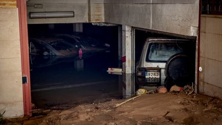 Des véhicules dans un parking de Valence (Espagne), le 2 novembre 2024. (ALBERT LLOP / NURPHOTO / AFP)