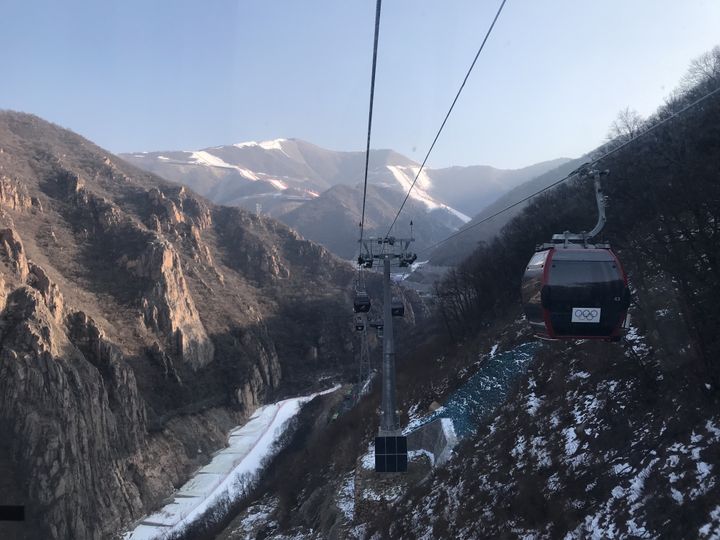 Le télécabine du centre national du ski alpin de Yanqing. Au fond, les pistes olympiques. (AH)