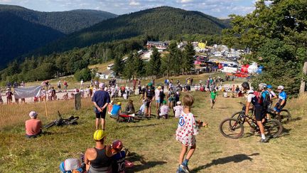 Le public est venu en nombre soutenir les coureuses lors de l'ultime étape du Tour de France femmes, le 31 juillet 2022, sur la Super Planche des Belles Filles (Haute-Saône). (ADRIEN HEMARD / FRANCEINFO: SPORT)