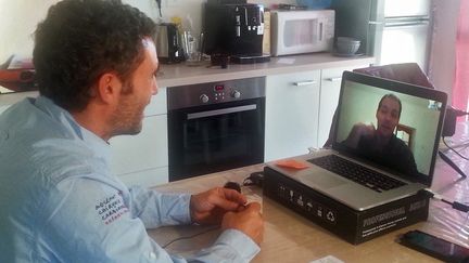 Le skipper Tanguy de Lamotte (à gauche) discute via Skype avec l’astronaute français Thomas Pesquet, avant leur départ respectif pour le grand large et pour l'espace.&nbsp; (JÉRÔME VAL / RADIO FRANCE)