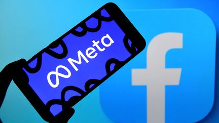 Le logo de Meta, anciennement Facebook, le 14 octobre 2023. (ROMAIN DOUCELIN / HANS LUCAS / AFP)