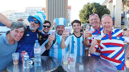 Des supporters anglais et argentins, près du stade Vélodrome de Marseille, le 9 septembre 2023. (Elio Bono/Franceinfo: sport)