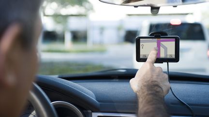 Un conducteur utilise un GPS au volant de sa voiture, le 17 juin 2017.&nbsp; (ODILON DIMIER / ALTOPRESS / AFP)