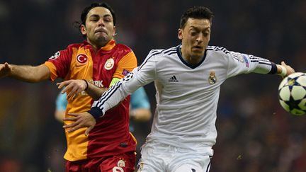 Duel Inan - özil lors de Galatasaray - Real Madrid