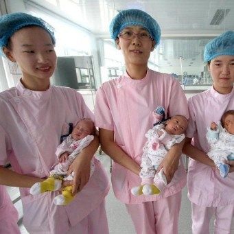 Quadruplés dans une maternité à Lianyungang en Chine. Loin de la norme de l'enfant unique. (AFP)